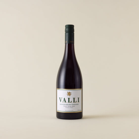 Red wine bottle with pinot noir wine inside. A white label with Valli logo. A forest green screwtop and Valli logo on neck label. 